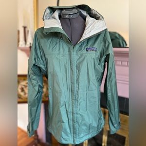 Patagonia Sage Green Waterproof Raincoat. Women’s Size Small